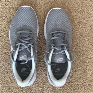 Women’s Nike tennis shoes